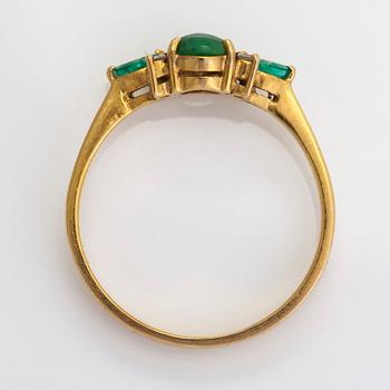 Örhängen och ring, 18K guld med jadeit, smaragder och små diamanter.