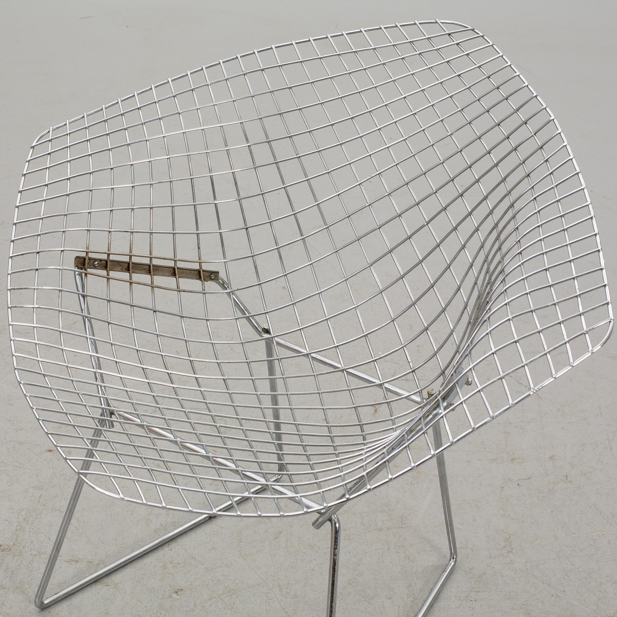 A HARRY BERTOIA "DIAMOND CHAIR".