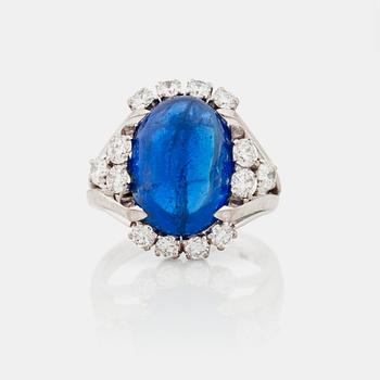 680. RING med cabochonslipad safir, ca 11.00 ct, samt briljantslipade diamanter totalt ca 1.00 ct.