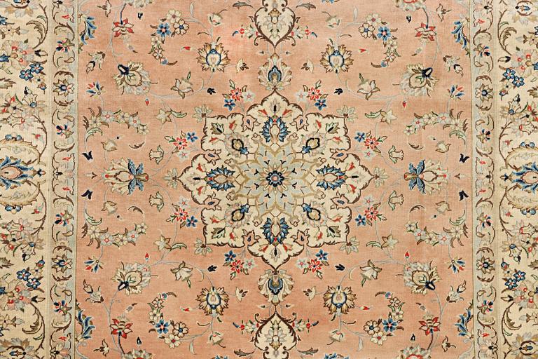 A Kashan crpet, a. 284 x 181 cm.