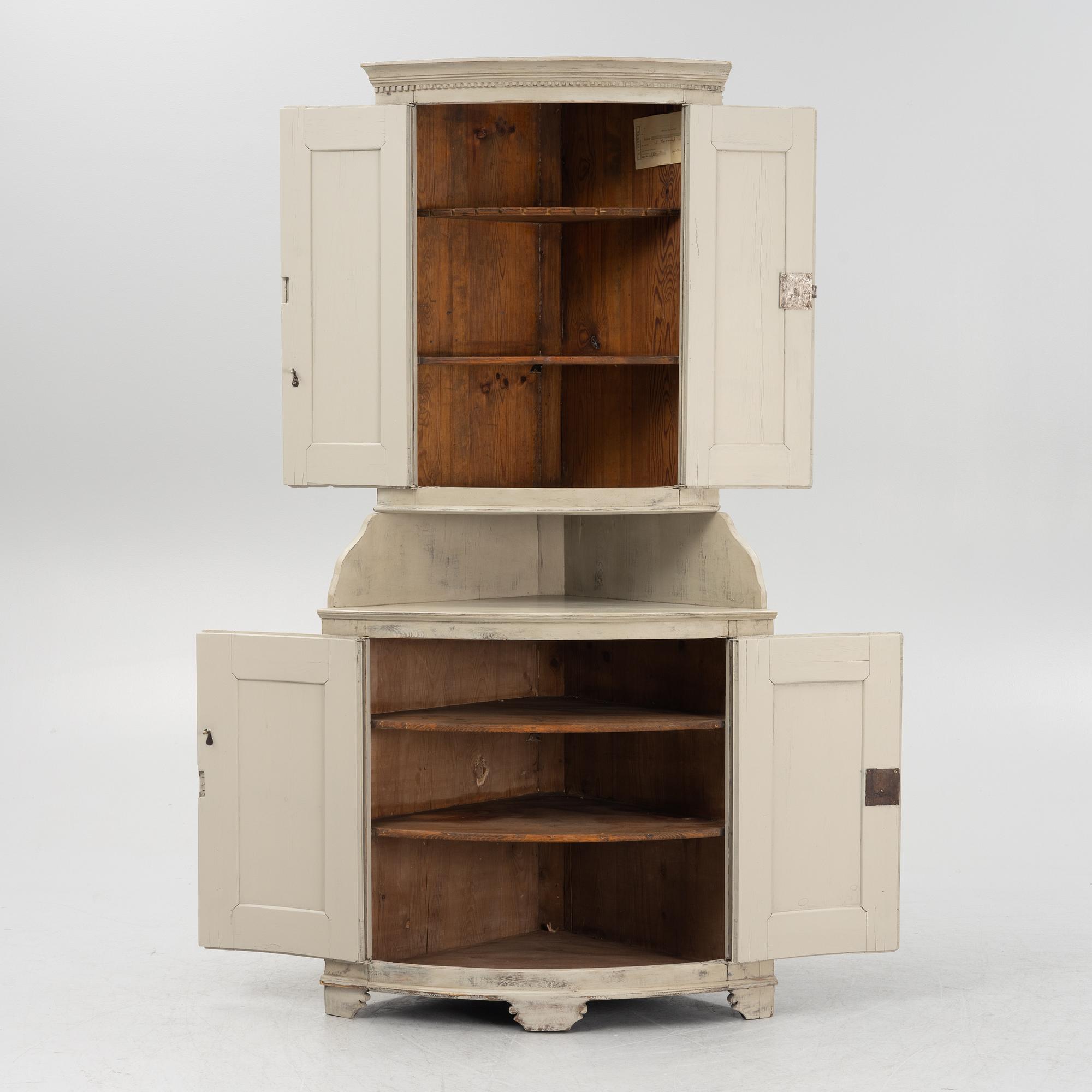 Hörnskåp, sengustavianskt, 1800-talets början.