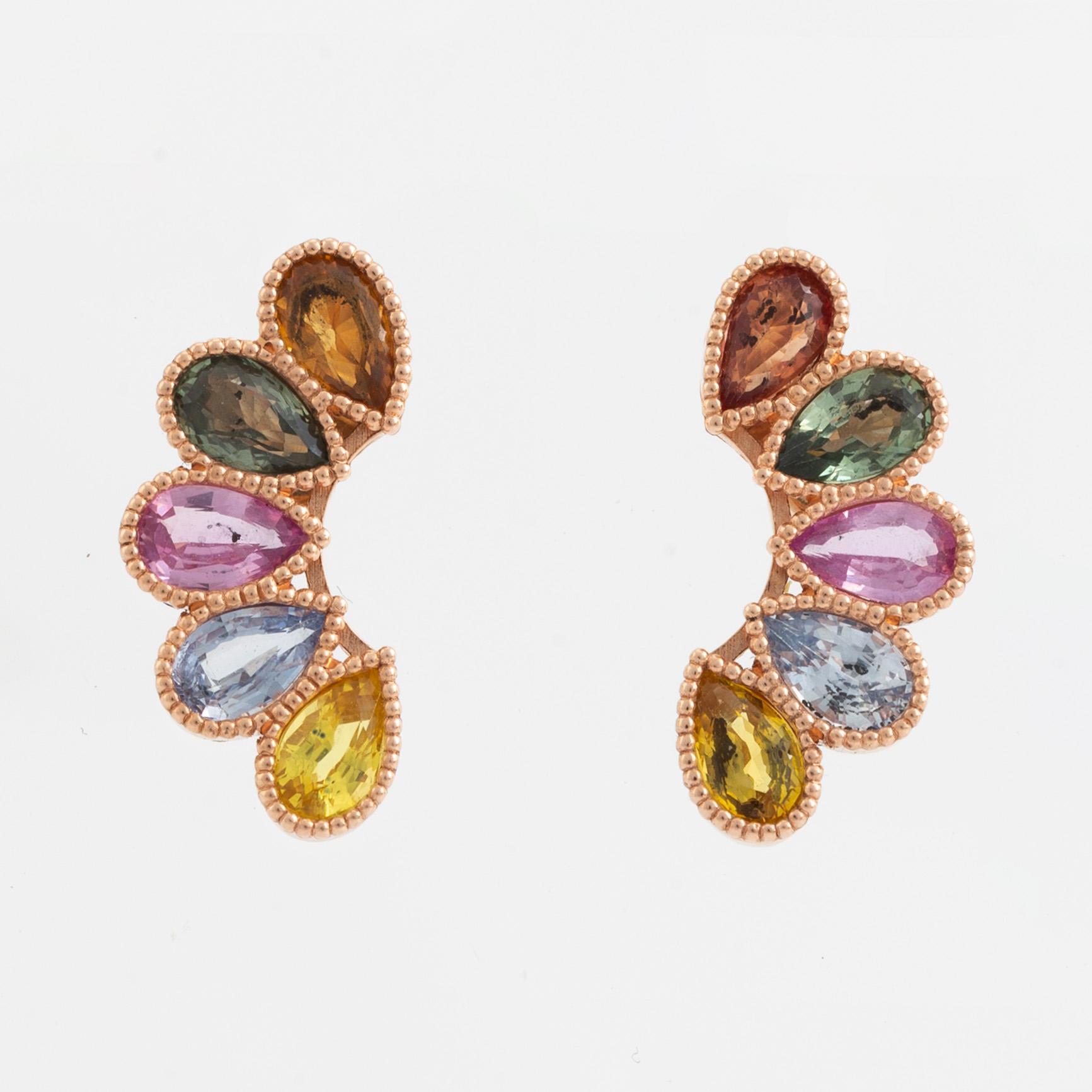 Örhängen med droppformade multifärgade safirer.