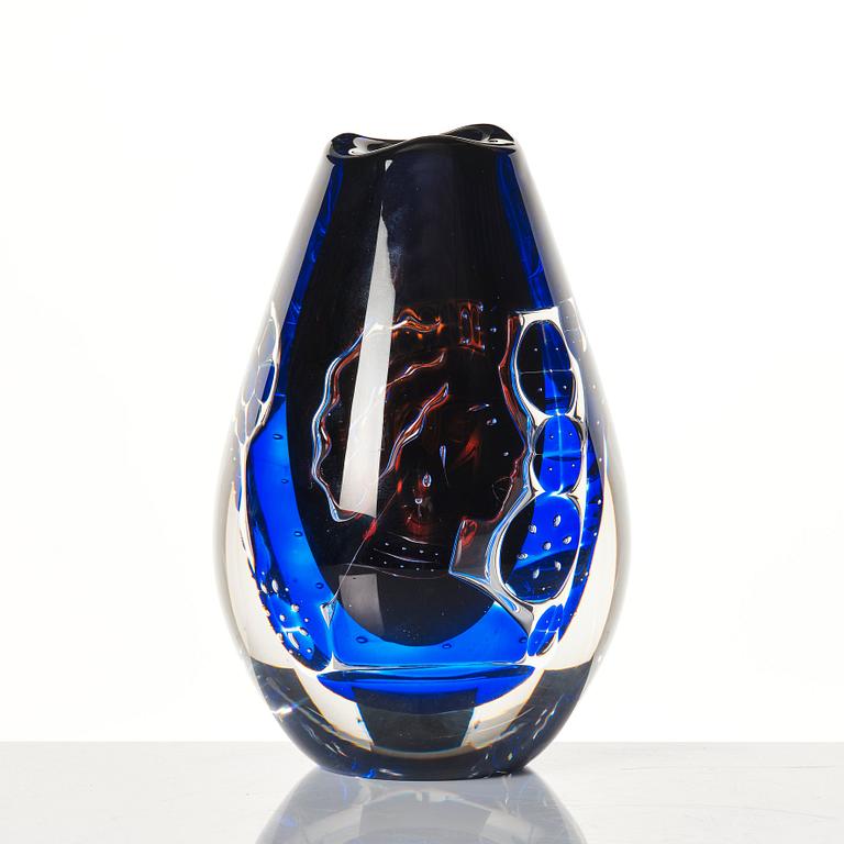 Edvin Öhrström, an 'ariel' glass vase, Orrefors, Sweden 1983.