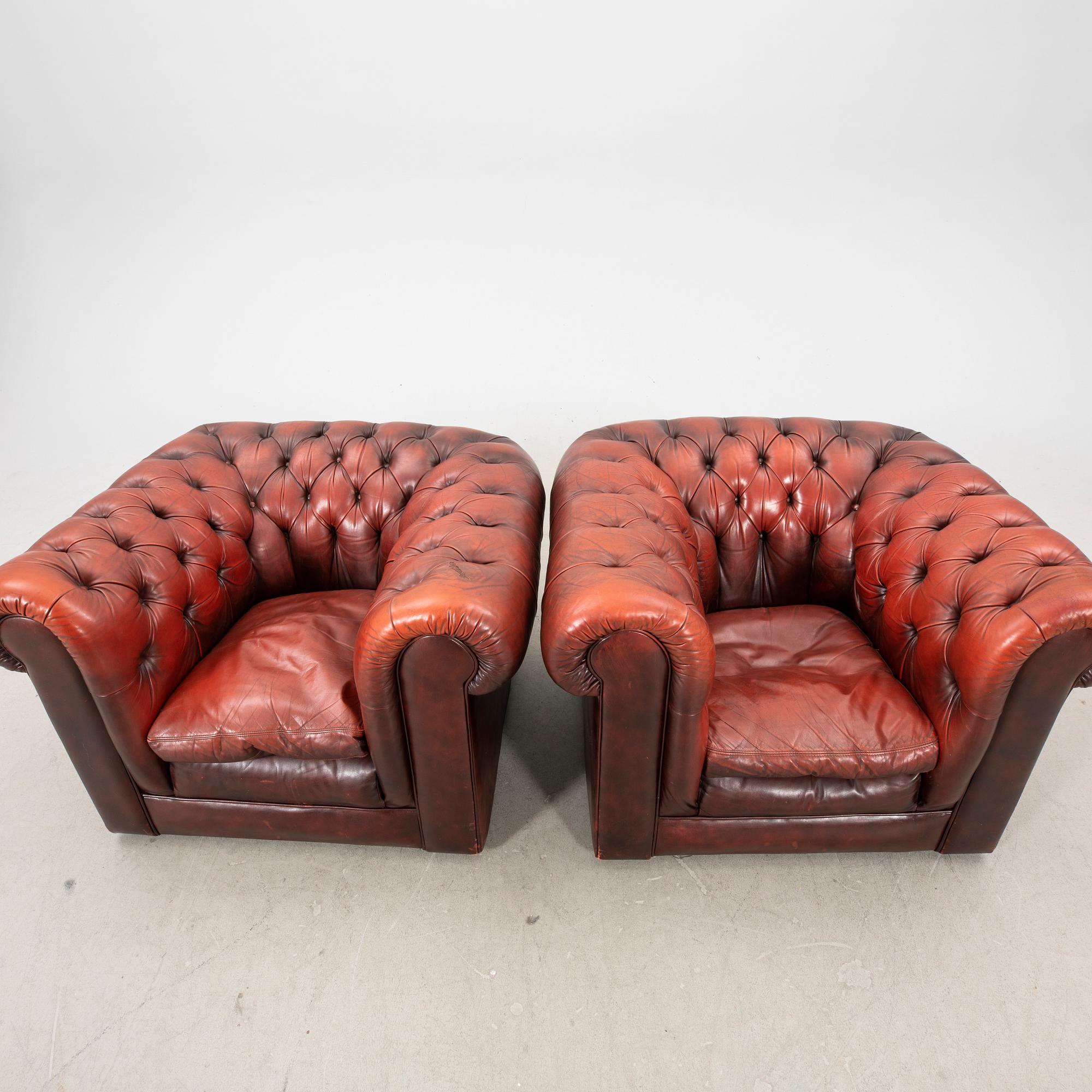 Fåtöljer 1 par, Chesterfield modell 1900-talets andra hälft.