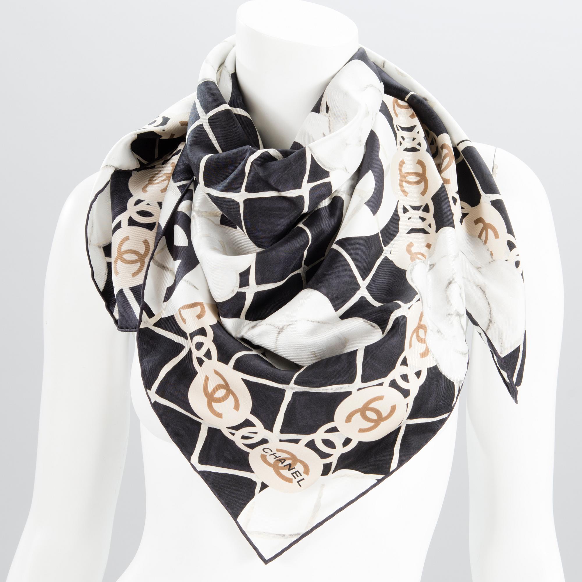 CHANEL, SIDENSCARF MED ett par örhänge.