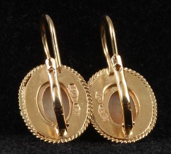 ÖRHÄNGEN, 18K guld samt camé. Bär Italienska guldstämplar.