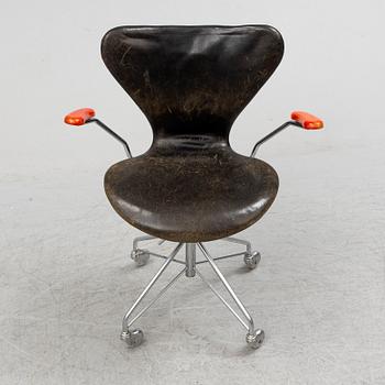 ARNE JACOBSEN, a 'Series 7' swivel chair from Fritz Hansen, Denmark, 1967.