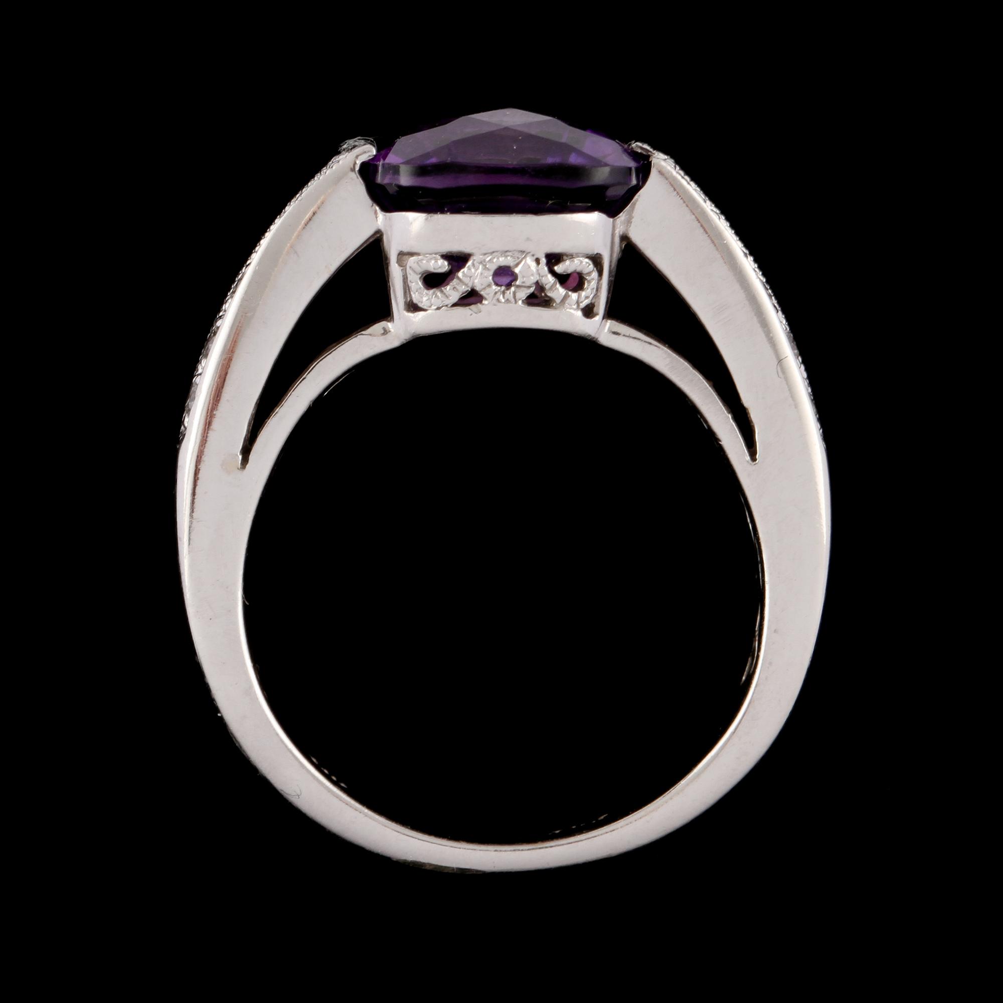 RING, 14k vitguld med checkerslipad ametist och 20 briljantslipade diamanter. Vikt 5 g.