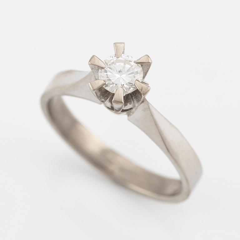 Ring 18K vitguld med en rund briljantslipad diamant 0.38 ct enligt gravyr.