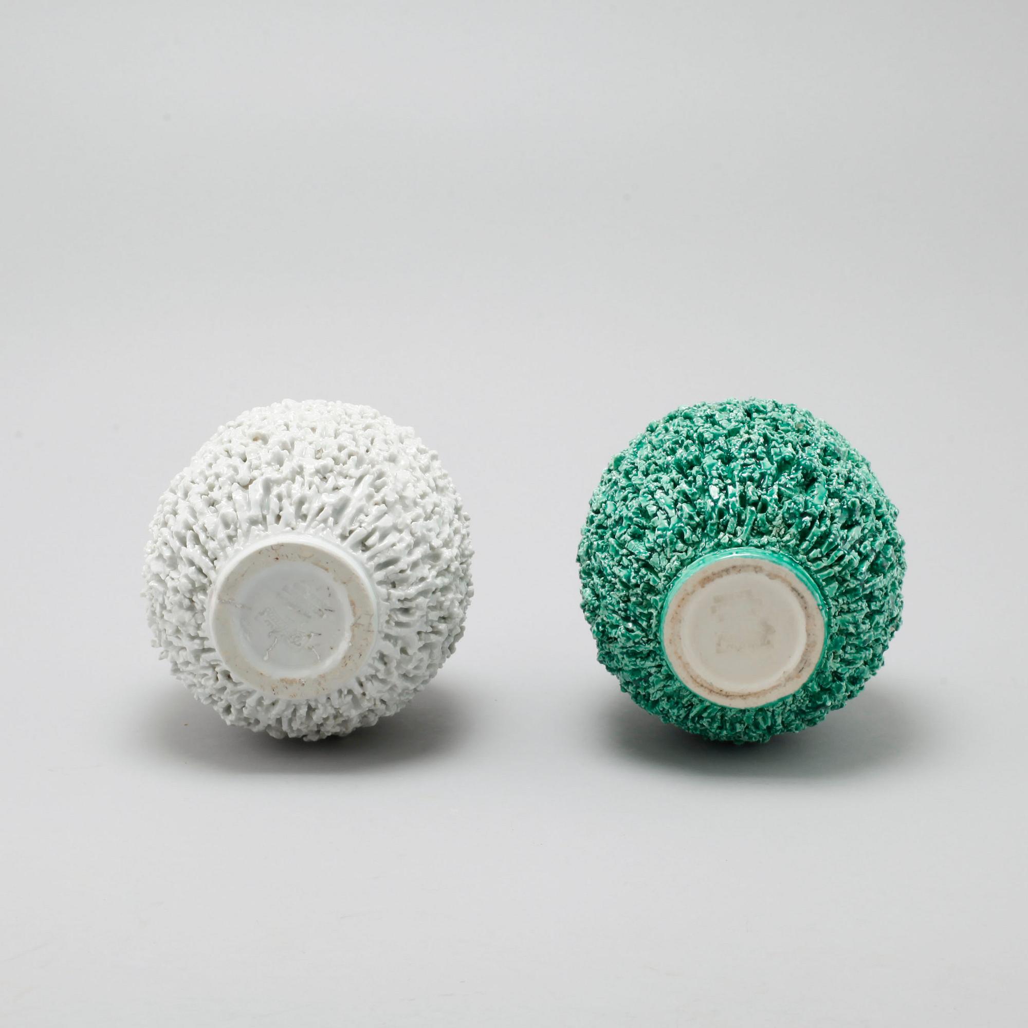 GUNNAR NYLUND, vaser, 2 st, chamotterat stengods, Rörstrand, modellen formgiven 1936.