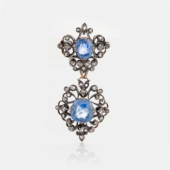 1065. A brooch set with two sapphires ca 4.6 cts and 5.8 cts according to accompanying certificate.