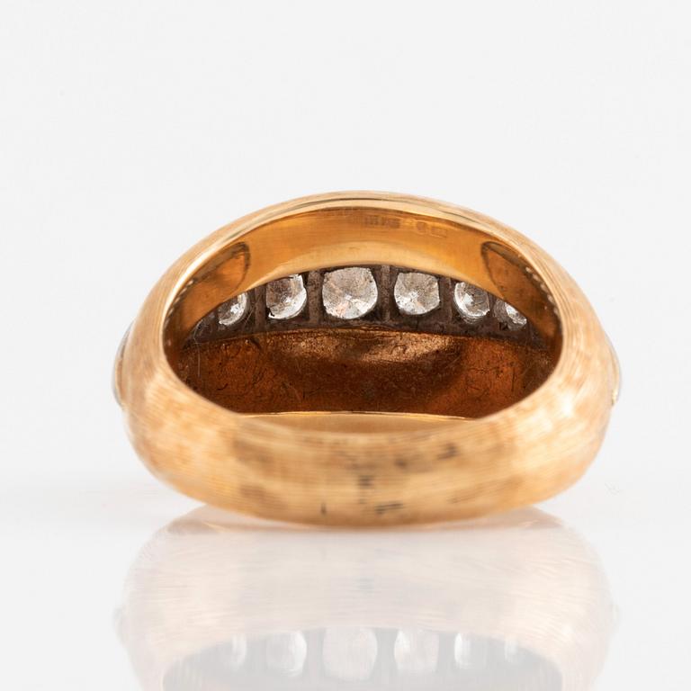 Ring 18K guld med runda briljantslipade diamanter.