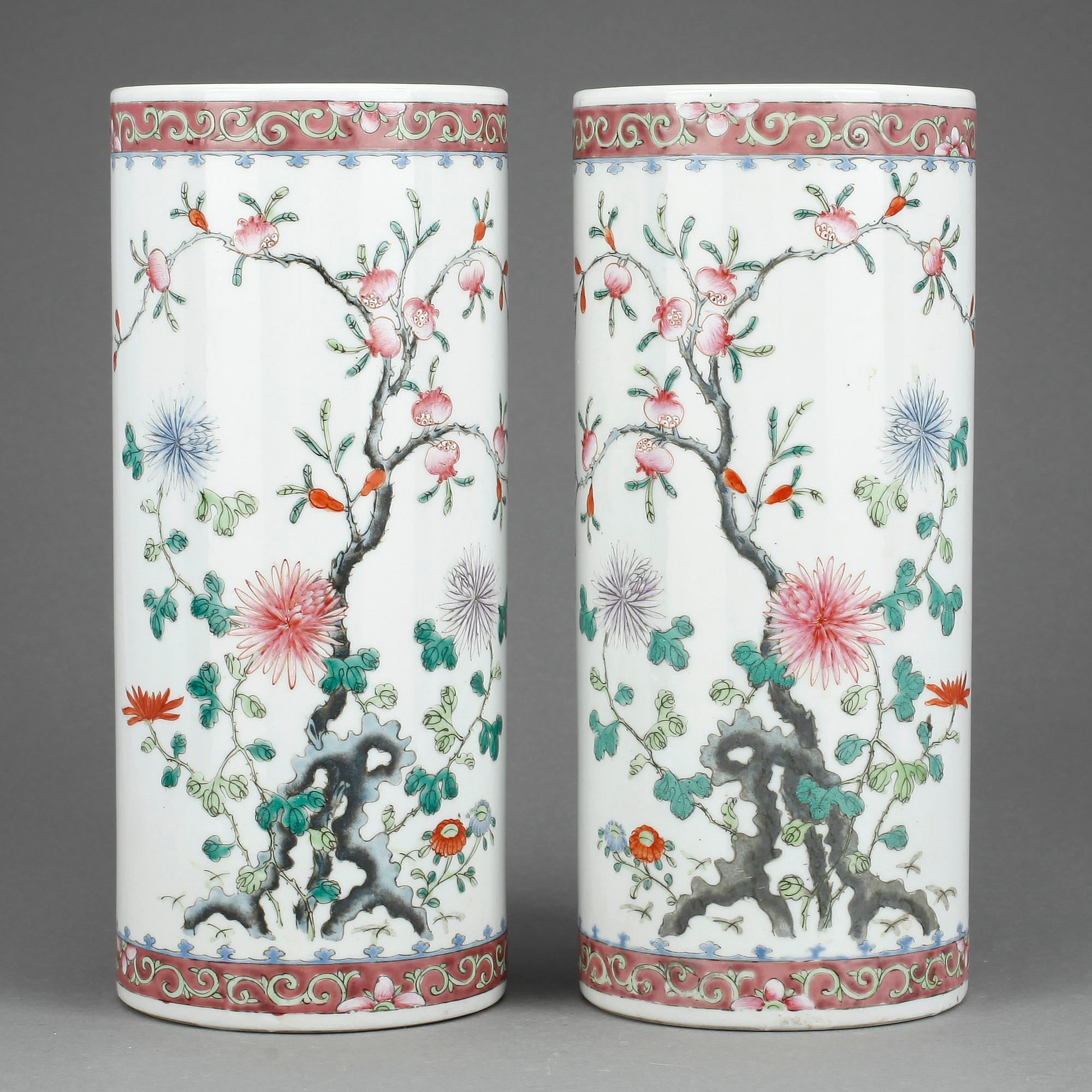 PENSELVASER, ett par, porslin, Kina 1900-tal.