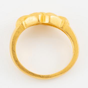 Garnityr av guldsmycken, en collier (14K), ett armband (18K), ett par örhängen (14K) och en ring (14K).
