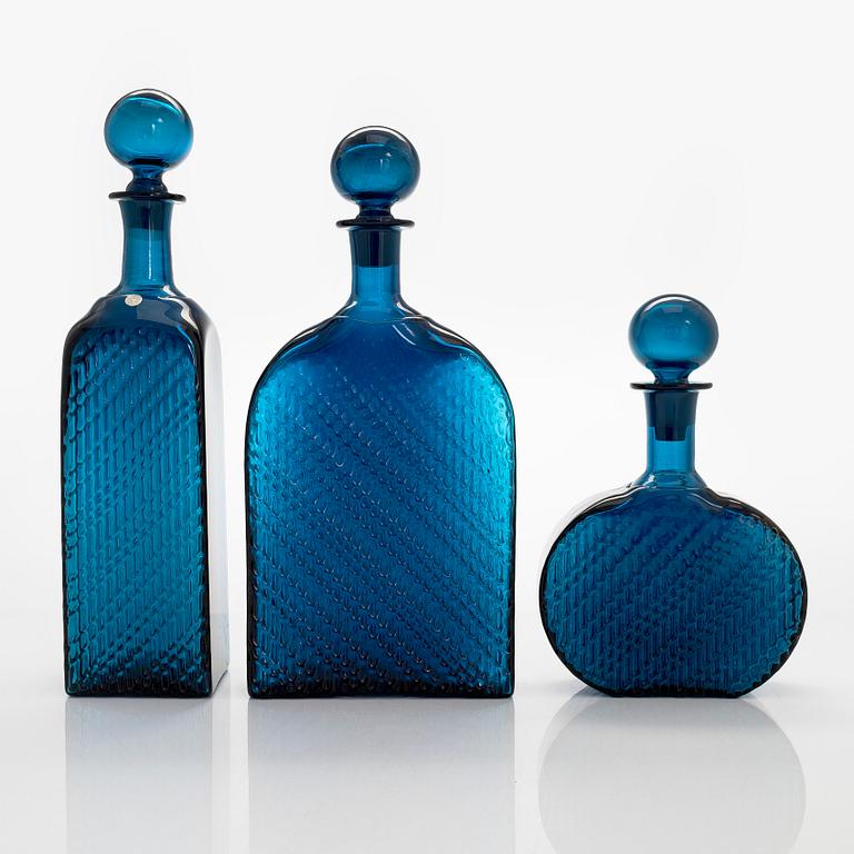 Nanny Still, karaffer, 3 st, "Flindari", Riihimäki Glasbruk, 1960-tal.