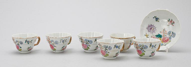 TEKOPPAR, 6 st samt 1 FAT, porslin, Kina, Qianlong (1735-1796).
