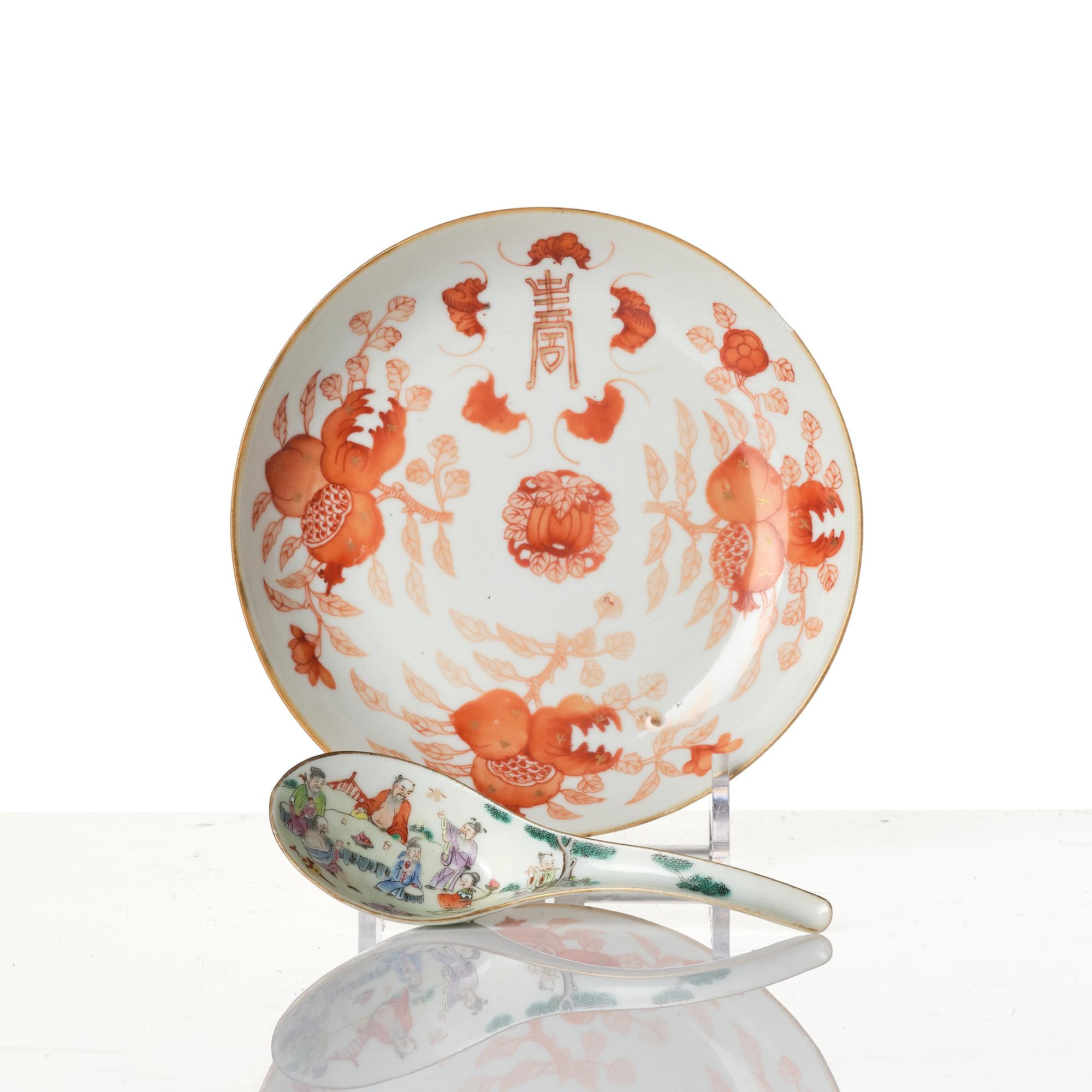 A Chinese porcelain dish and a spoon, late Qing dynasty / around 1900.