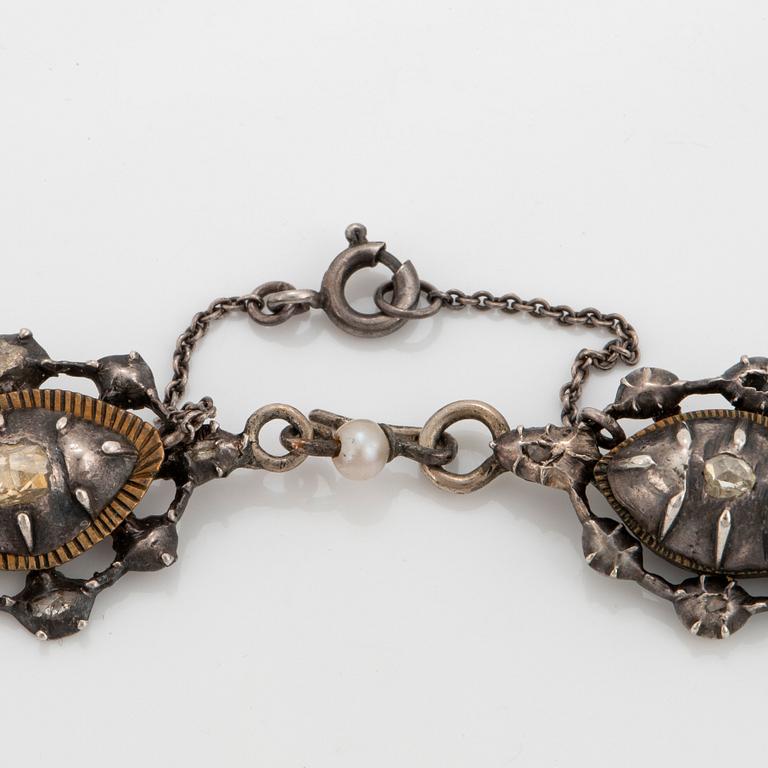 Collier/hänge silver med pärlor och rosenslipade diamanter.