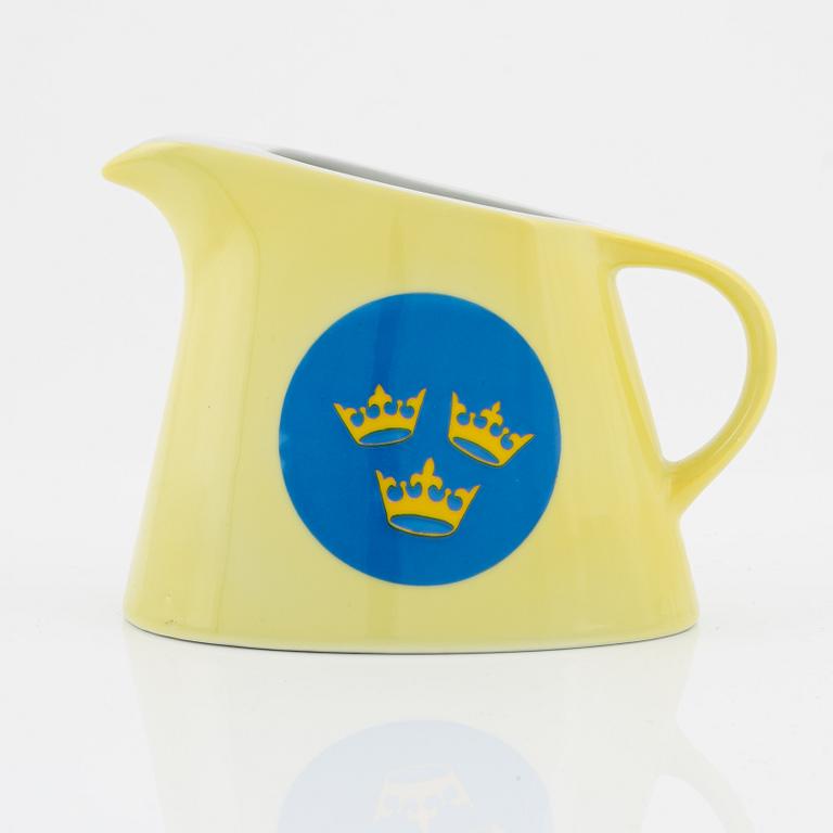 A porcleain ice water jug, "Svenska Amerika Linien", mid 20th century.