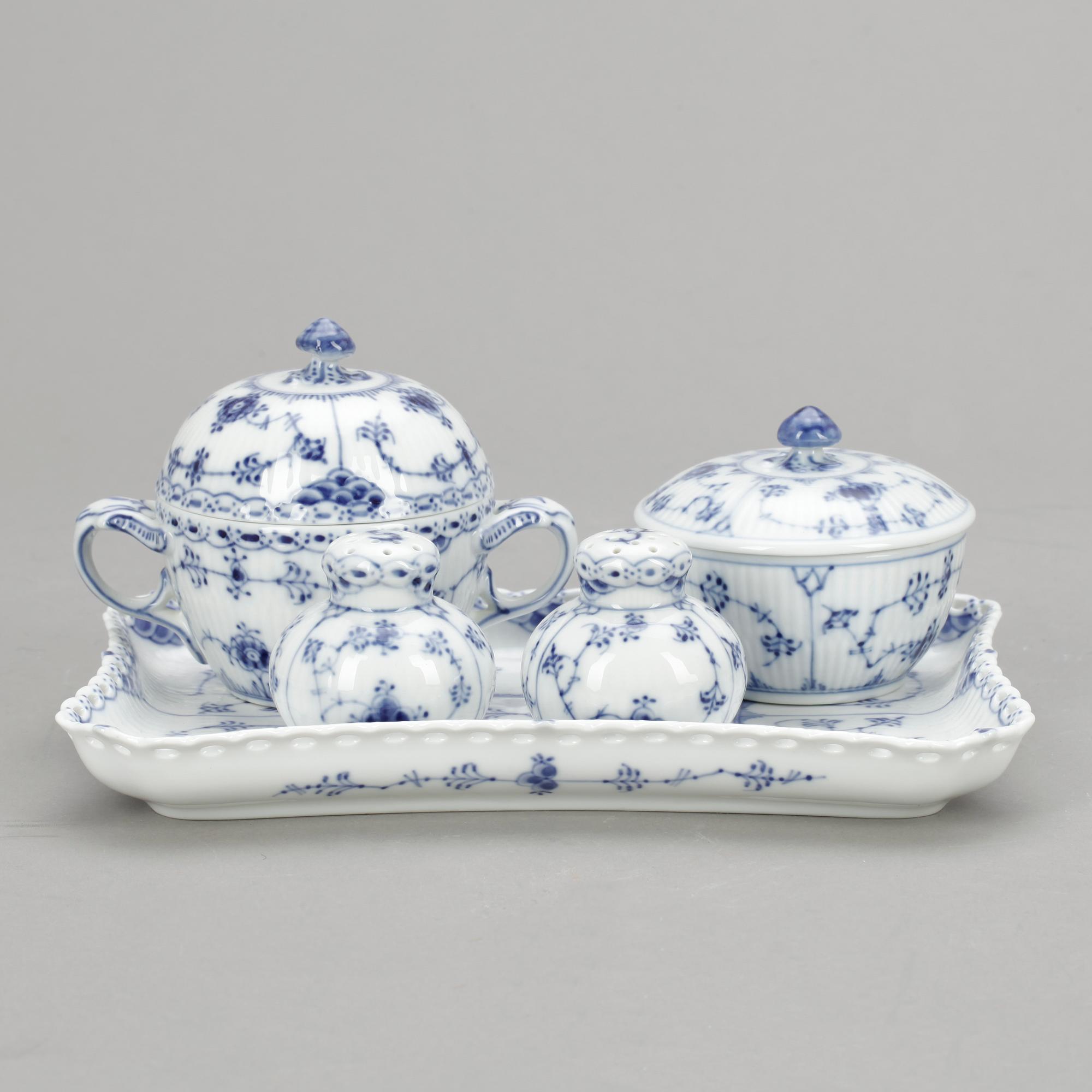 SERVISDELAR, 82 delar, porslin, "Musselmalet" Royal Copenhagen, 1900-talets andra hälft.