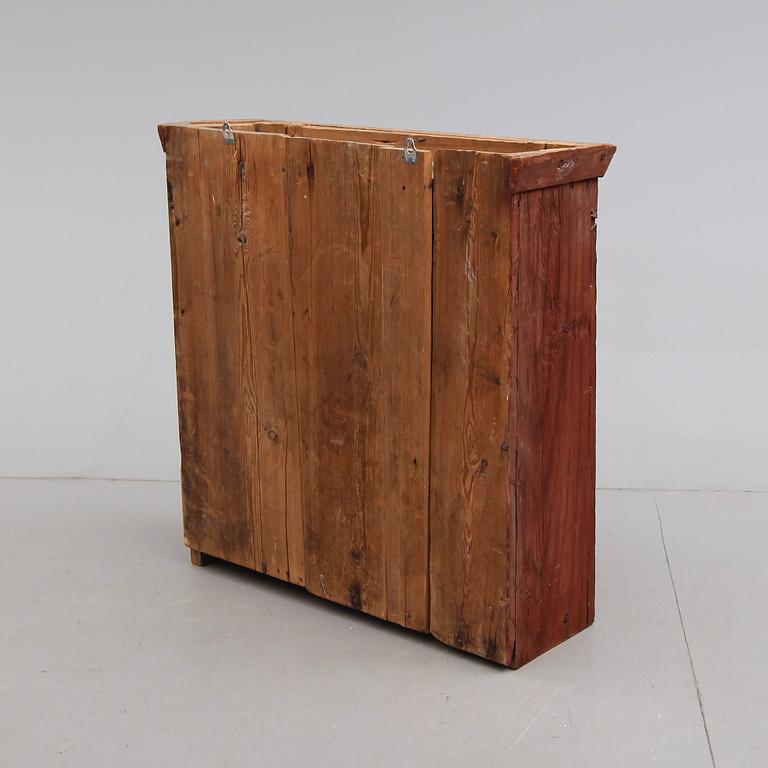 HÄNGSKÅP, allmoge, 1800-tal.