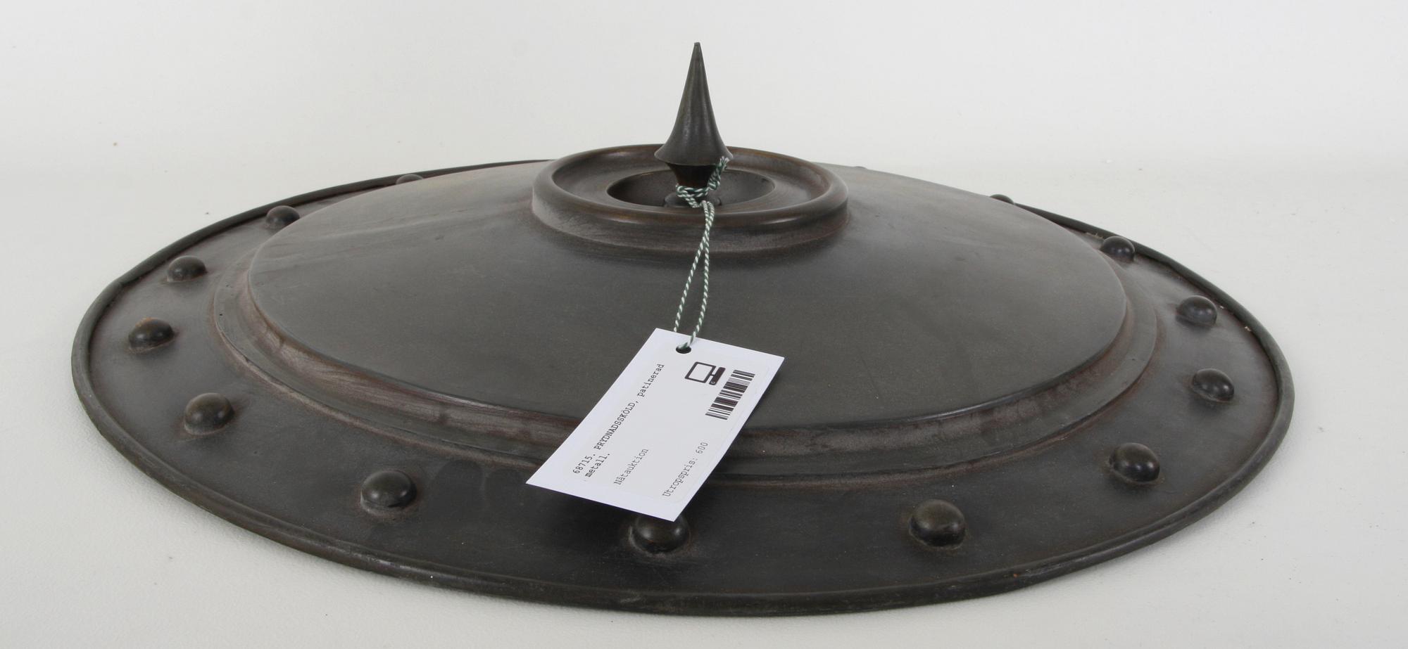 PRYDNADSSKÖLD, patinerad metall.