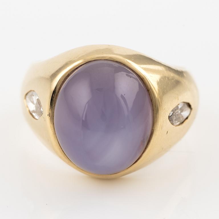 Ring, 14K guld med rosalila stjärnsafir och markisslipade diamanter.