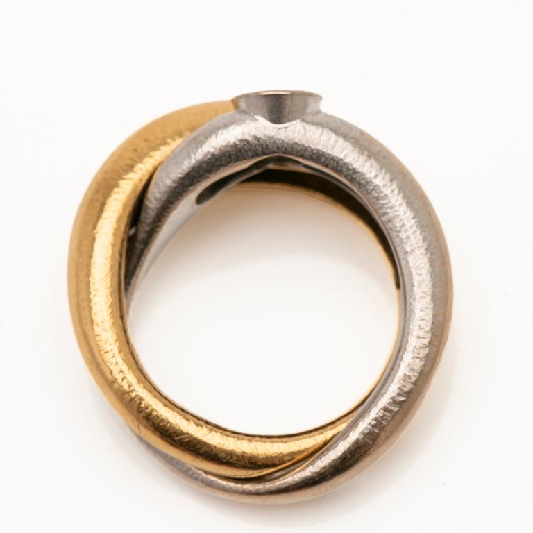 Ole Lynggaard, Ring, "Fidelity", 18K guld och vitguld med en rund briljantslipad diamant ca 0.32 ct.