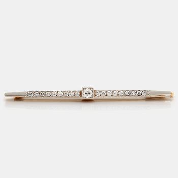902. A old and single cut diamonds bar brooch.