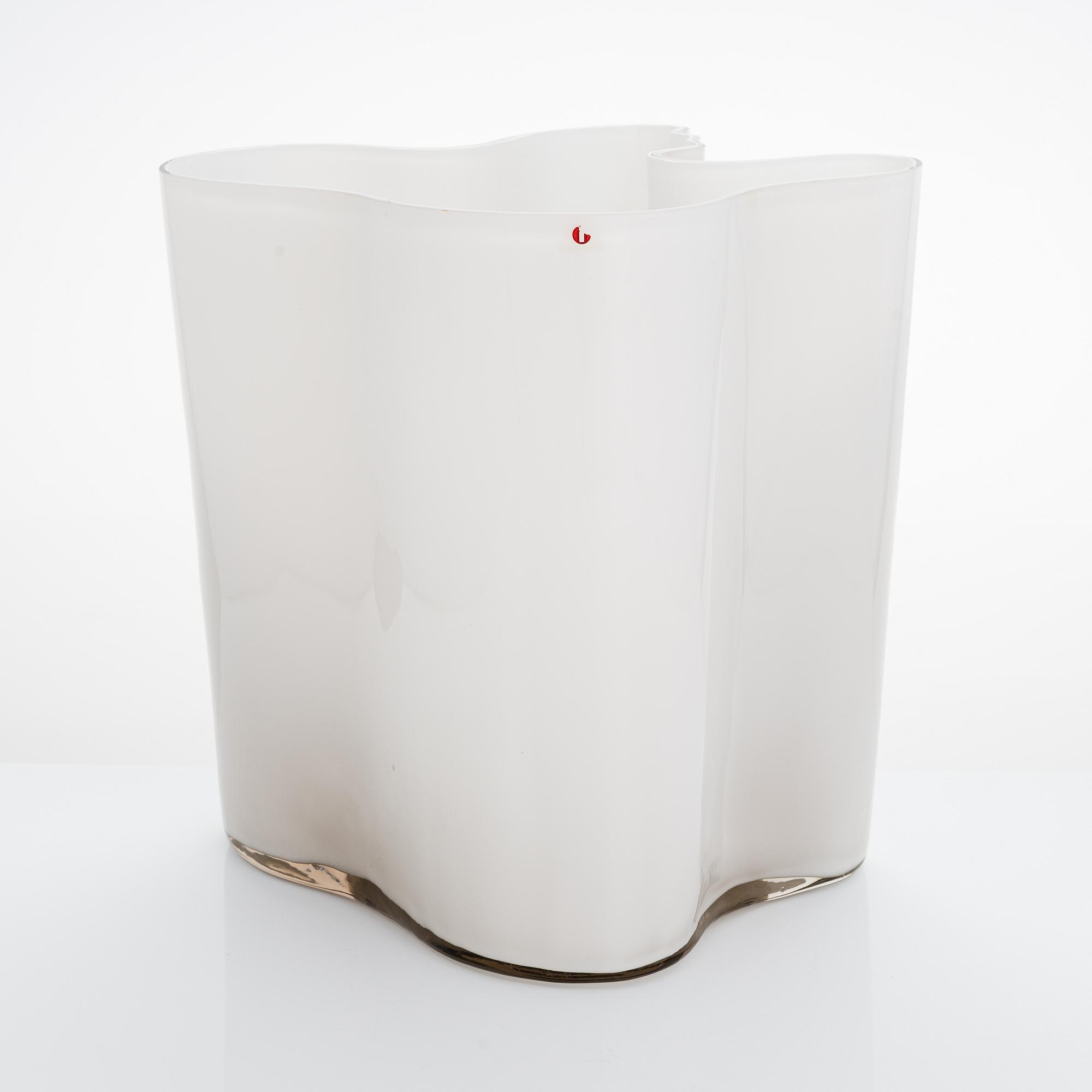 Alvar Aalto, maljakko, malli 3031 signeerattu Alvar Aalto. Signeerattu väärällä mallinumerolla. 1950-luku.