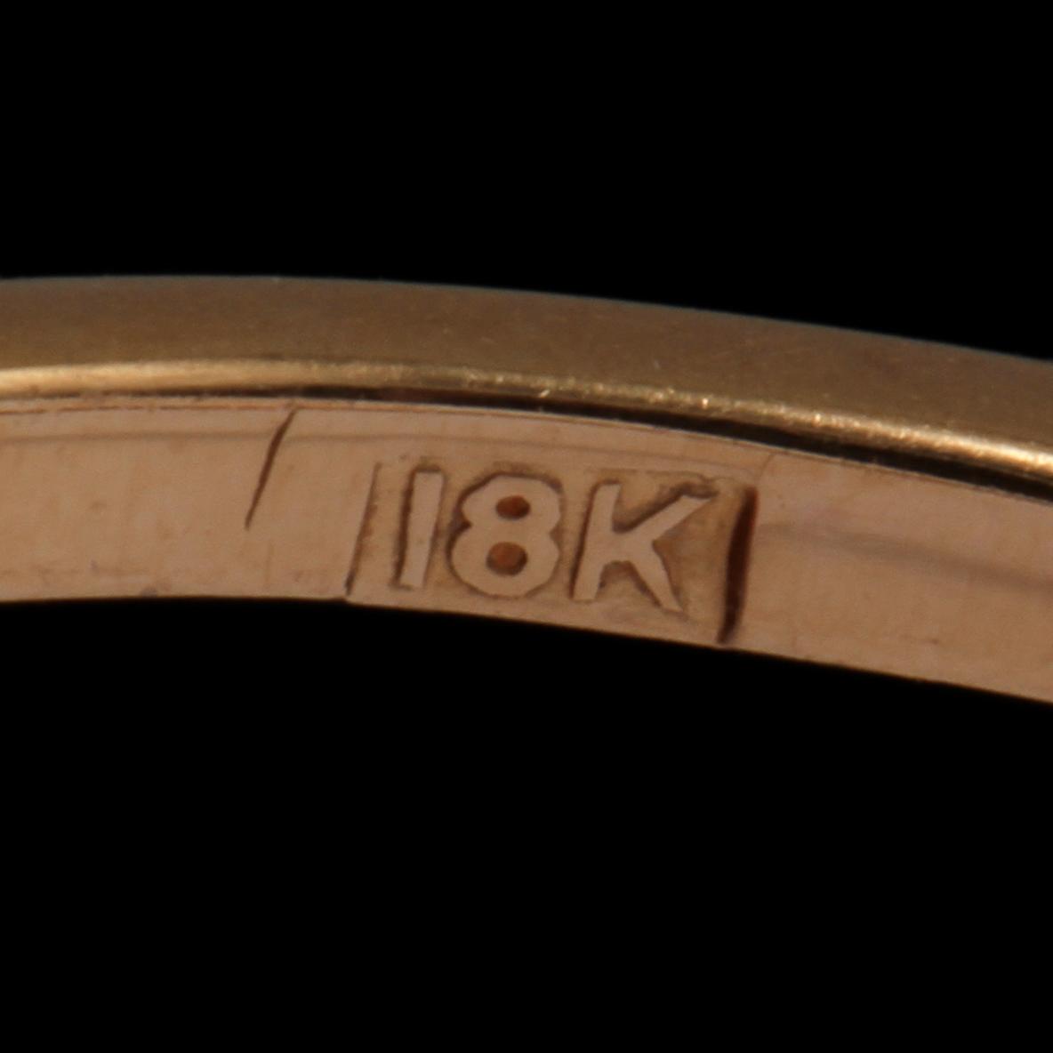 RING, 18k guld och vitguld med fasettslipad blå safir samt 10 äldre briljantslipde diamanater. Vikt 3 g.