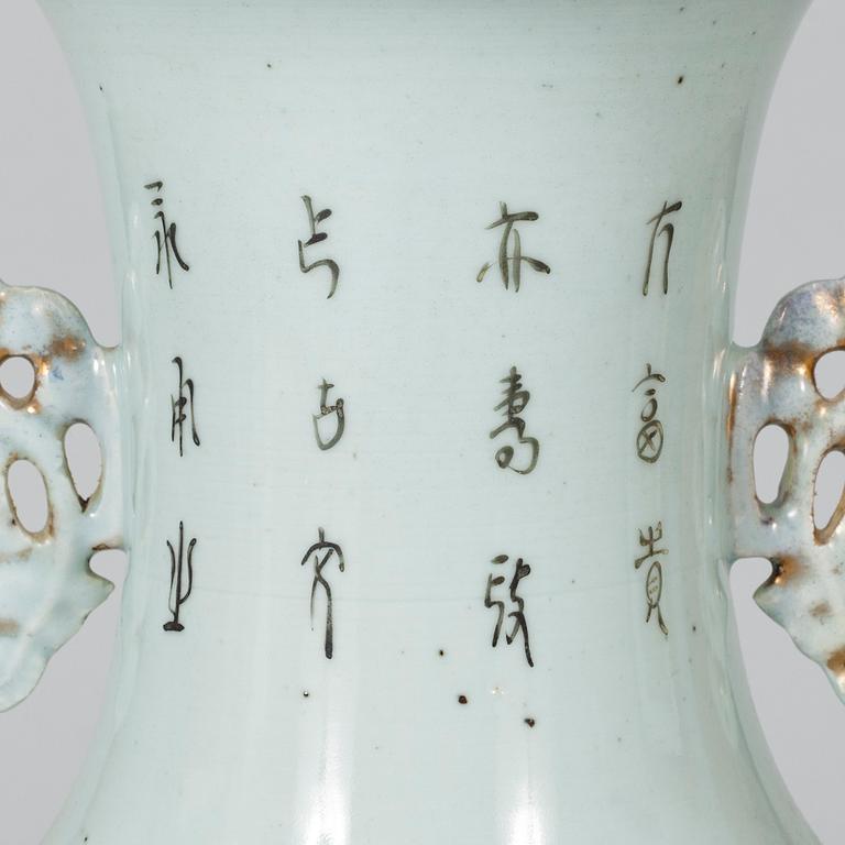 A Chinese porcelain vase by Wang Tong Shun, 20th Century.