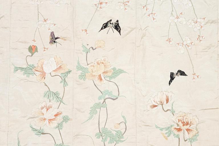 A large Chinese silk embroidery, Qing dynasty (1644-1912). (measure 143 x 180 cm).