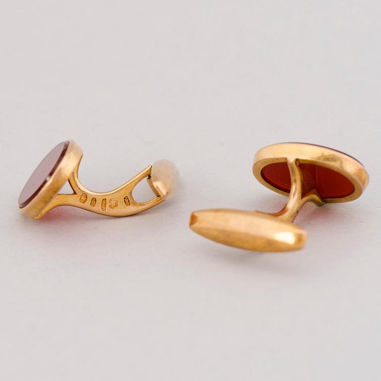 A PAIR OF CUFFLINKS, carnelian, 18K gold. Suomen Kultasepät, Turku Finland 1921.