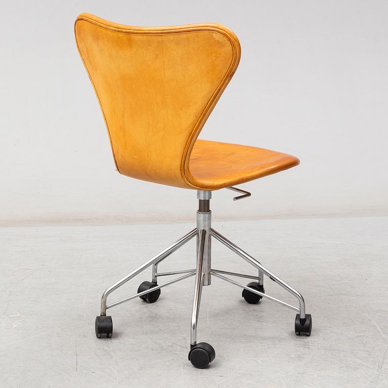 ARNE JACOBSEN. A "Sjuan" chair, Fritz Hansen, Denmark.