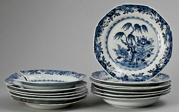 TALLRIKAR, 13 st. Porslin, Qianlong, Kina 1700-tal.