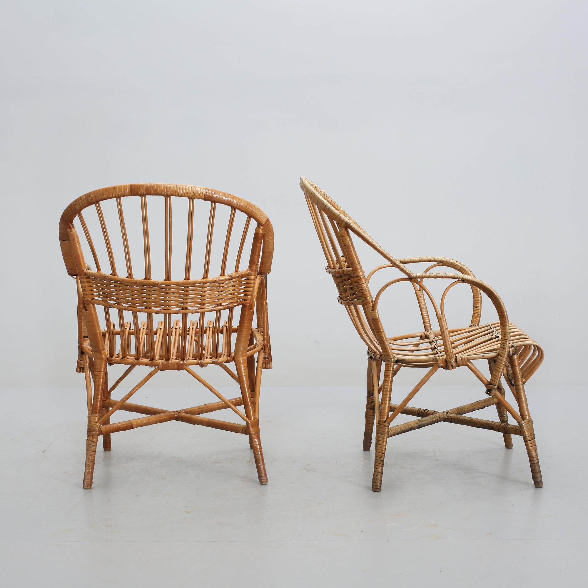 KORGFÅTÖLJER, ett par, 1900-tal.