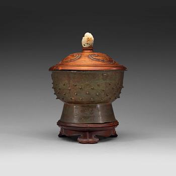 451. An archaic bronze food vessel, gui, presumably Western Zhou Dynasty (1040-256 BC).