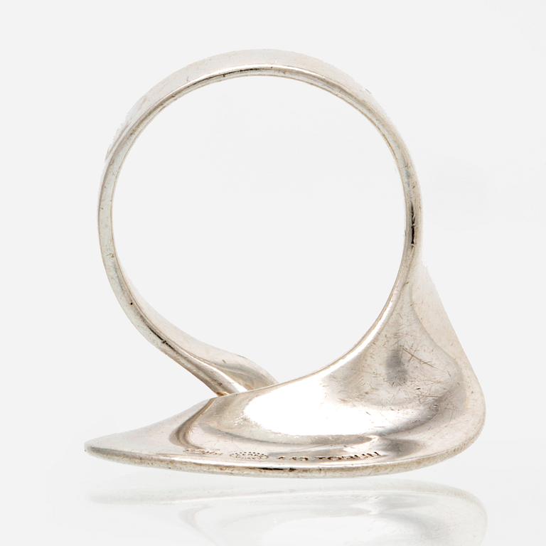 Georg Jensen ring sterling silver, design "Möbius" av Torun Bülow nr 443, original case.