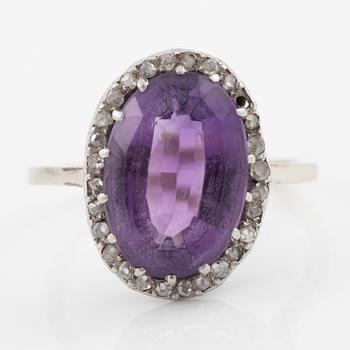 Ring 18K vitguld med en fasettslipad ametist och rosenslipade diamanter.