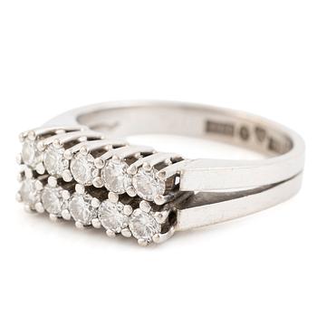Ring 18K vitguld med runda briljantslipade diamanter.