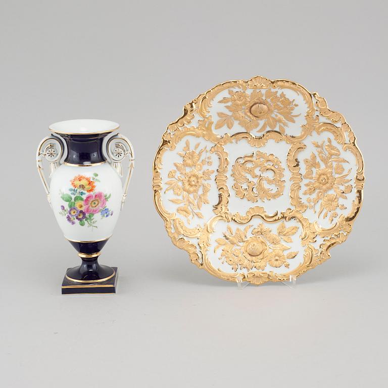 A porcelain vase and a serving dish from Meissen, 20th century.