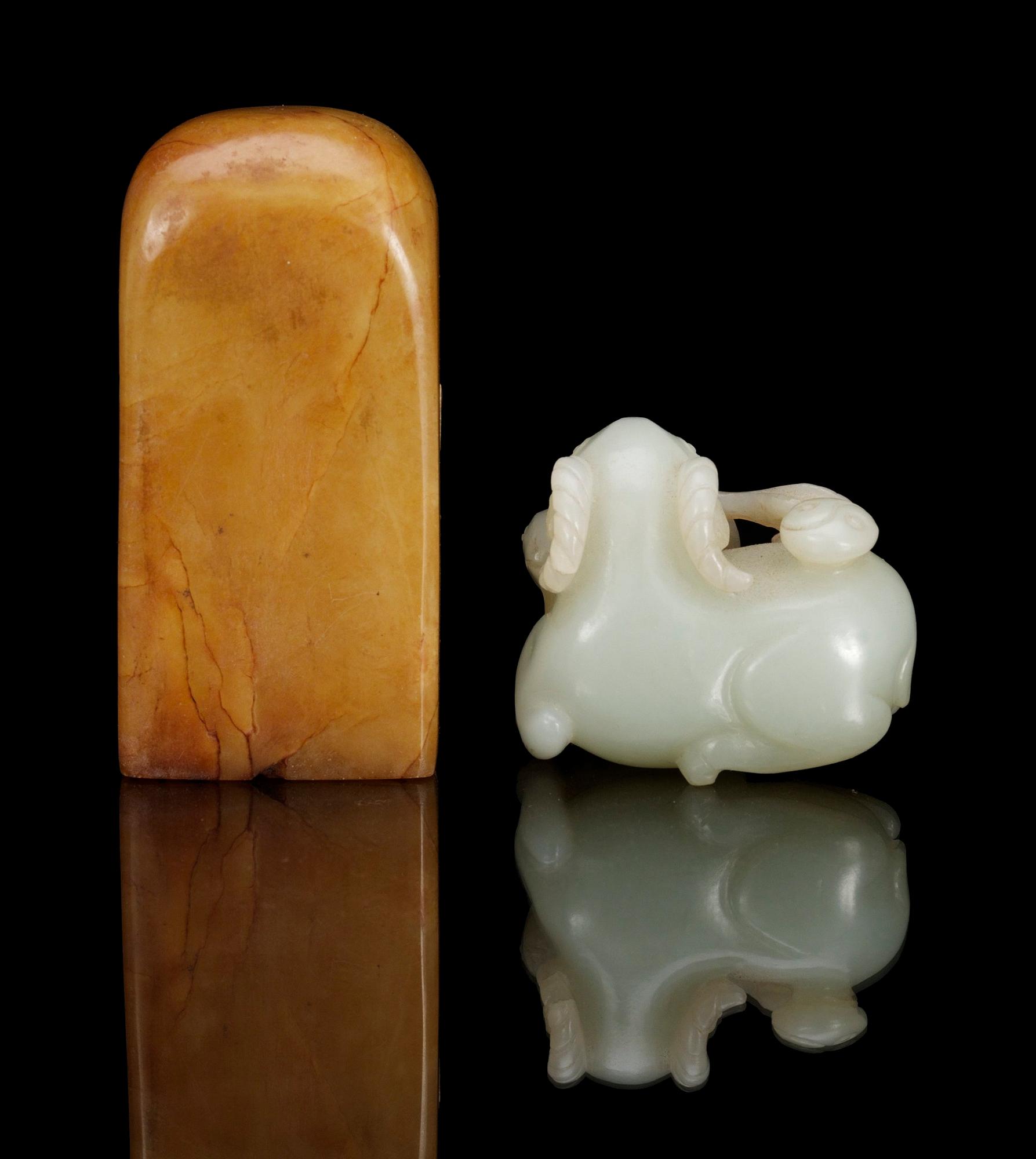 SIGILLSTAMP samt FIGURIN, nefrit. Kina, 1900-talets början.