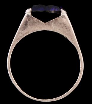 RING, silver med fasettslipad lila pastesten, Bengt Hallberg, Köping, 1963. Vikt 5 g.