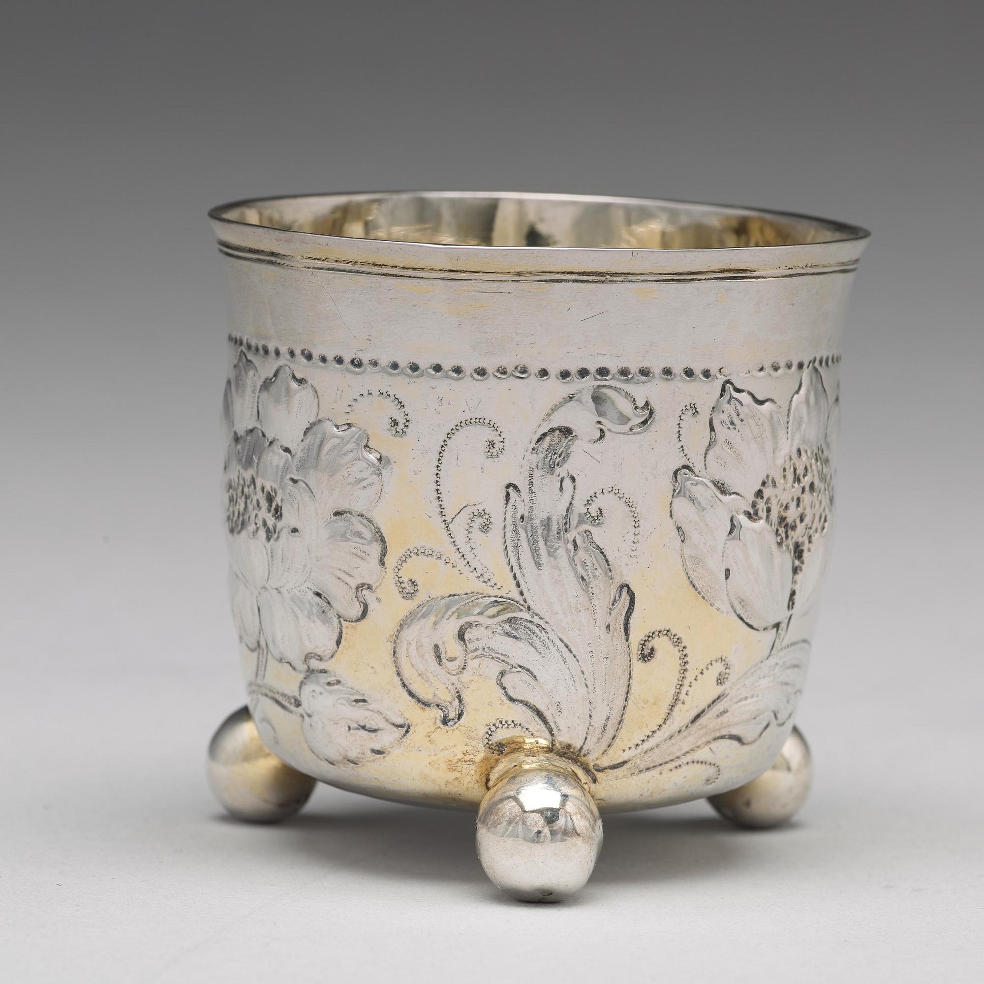 Hieronymus Peller, bägare på kulfötter, silver, Nürnberg (verksam 1662-1677/86). Barock.