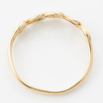 Ring, 18K guld med genombruten dekor med små diamanter.