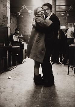 190. Anders Petersen, "Kleinchen med man, Café Lehmitz, Hamburg, april 1970".