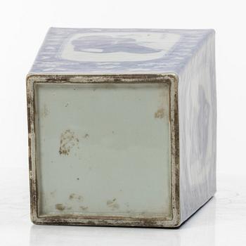 A blue and white porcelain vase, China, 19th century.