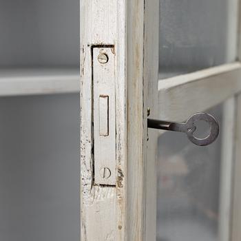 Vitrinskåp, från omkring år 1900.