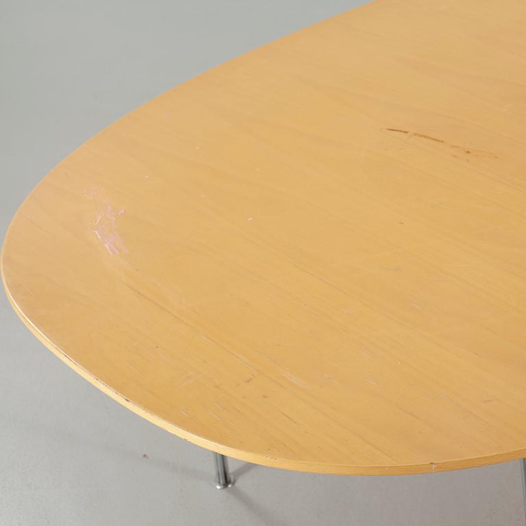 A "Superellips" table by BRUNO MATHSSON and PIET HEIN made by Fritz Hansen in 1980.